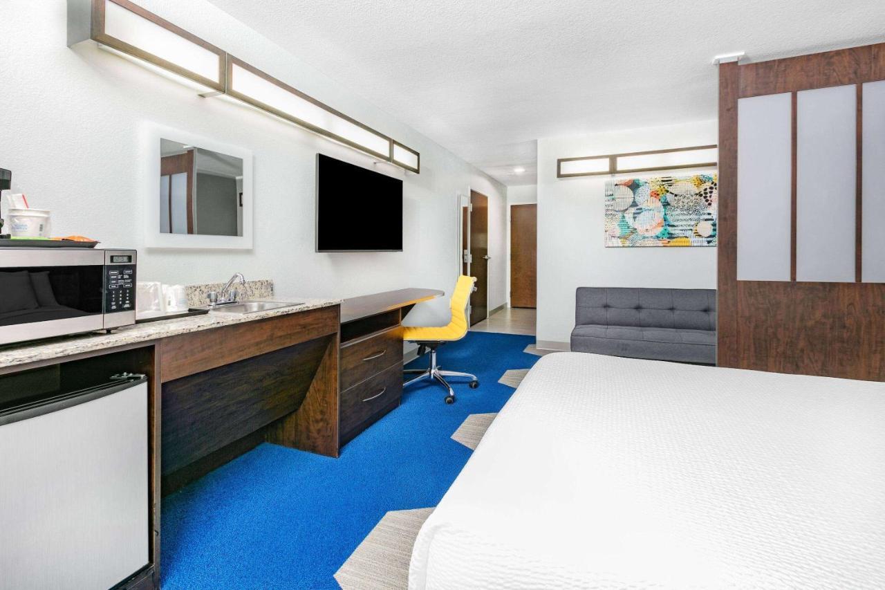 Microtel & By Wyndham Airport Hotel 3*