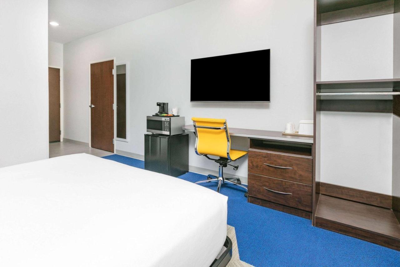 Microtel & By Wyndham Airport Hotel 3*