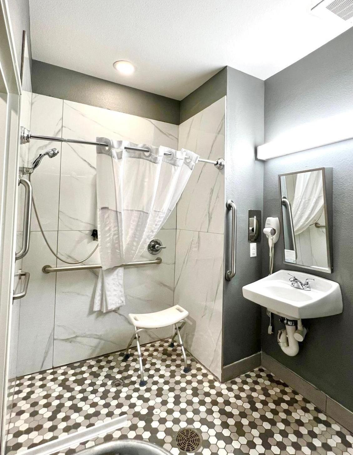 Microtel & By Wyndham Airport Hotel Austin
