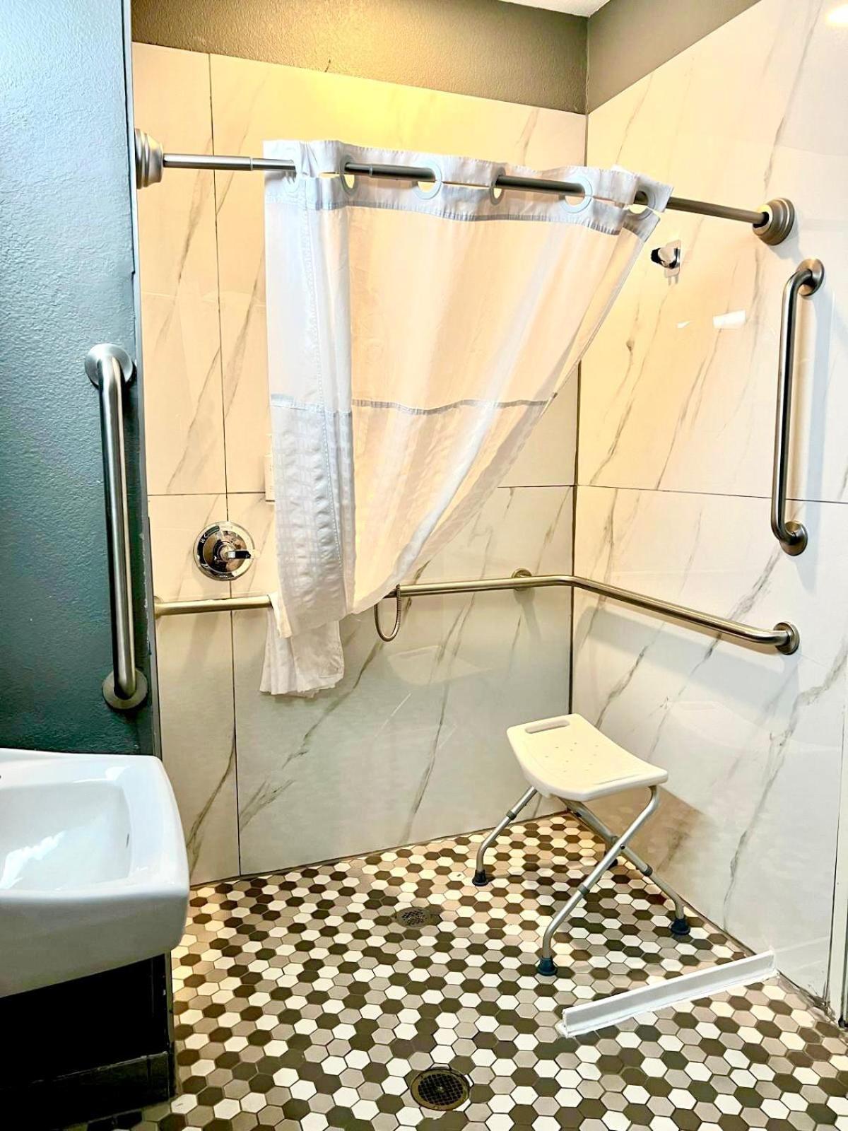 Microtel & By Wyndham Airport Austin